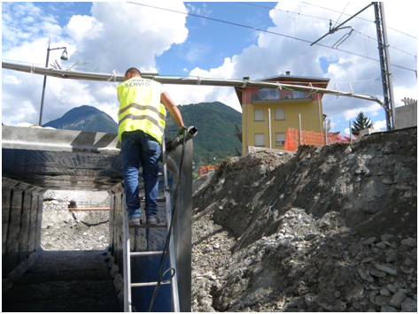 Stesura della platea con vista sottostante del tunnel