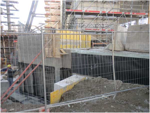 Côté arrière de l’ouvrage de raccordement coulé en place entre les deux tronçons de la galerie qui forment un angle de 120° environ.