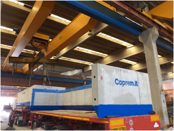 Remorque et tracteur pour le transport de deux éléments en C Cadres Joint Soudé préparés pour la post-tension sur chantier et pour être enfoncés dans le sol